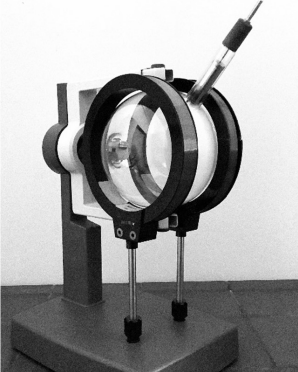 Optisches Versuchsgerät mit großer Linse in Halterung auf Stativ